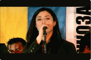 Olesya Zdorovetska, cantante del grupo ucraniano Dislocados, en una actuación del trombonista Jimmy Bosch, una imagen usada para ilustrar la letra de la canción de Jimmy Bosch "La soledad" en el blog Música en español - Géneros, vídeos y letras.