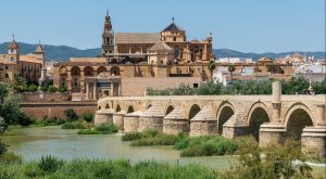 La ciudad de Córdoba con el río Guadalquivir en primer término.