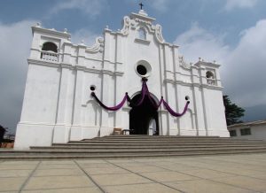 Parroquia de la ciudad de Apaneca en El Salvador, el país de la Orquesta Hermanos Flores.