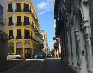 Calle de San Juan de Puerto Rico en una imagen usada para ilustrar la letra de una canción del cantante puertorriqueño Ángel Canales.
