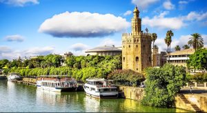 Vista de Sevilla con el río Guadalquivir y la Torre de Oro. Usada para ilustrar la letra de una canción de Marifé de Triana.