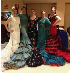 Mujeres luciendo sendas batas de cola.
