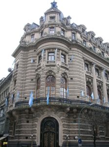 Edificio del Centro Naval en Buenos Aires, en una imagen usada para ilustrar la letra de la canción argentina La Pulpera de Santa Lucía interpretada por Raly Barrionuevo.