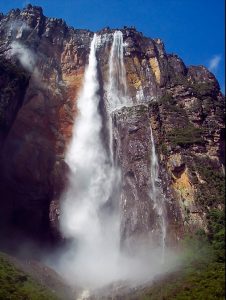 La cascada más alta del mundo: el Santo Ángel, en Venezuela, el país del cantante El Puma.