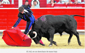 El torero El Juli toreando un toro.