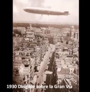 Dirigible sobre la Gran Vía de Madrid en 1930.