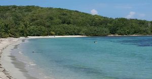 Playa de Puerto Rico en una imagen usada para ilustrar la letra de una canción del grupo Roberto y su Nuevo Montuno.