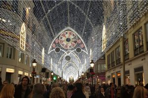 Vista nocturna de la calle Larios de Málaga, la ciudad natal del cantante Miguel de Molina.