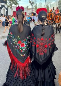 Mantones de manila como complemento de sendos trajes flamencos.
