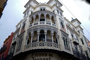Edificio del antiguo establecimiento sevillano Ciudad de Londres, sito en la calle Cuna, en una imagen usada para ilustrar la letra de la canción Se te nota en la mirada. 