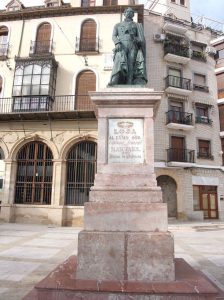 Estatua de Ramón María Narváez en Loja, provincia de Granada, en una imagen jusada para ilustrar la letra de la canción Por el camino de Loja.