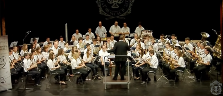 La Societat Musical d'Algemesí en una imagen usada para ilustrar su interpretación de la canción Por la puerta de Alcalá.