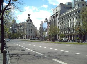 La calle de Alcalá de Madrid, en una imagen usada para ilustrar la letra de la canción Por la puerta de Alcalá.
