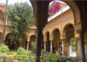 Patio típico andaluz en el Palacio de Las Dueñas en Sevilla, en imagen usada para ilustrar la letra de varias canciones de Dámaris Cruz.