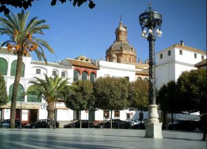 Plaza de Arriba y cúpula de la iglesia del Salvador de la ciudad sevillana de Carmona