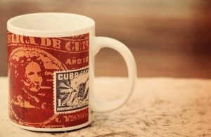 Taza de café cubano en una imagen usada para ilustrar la letra de la canción El Cafetal interpretada por el grupo Son Cubano.