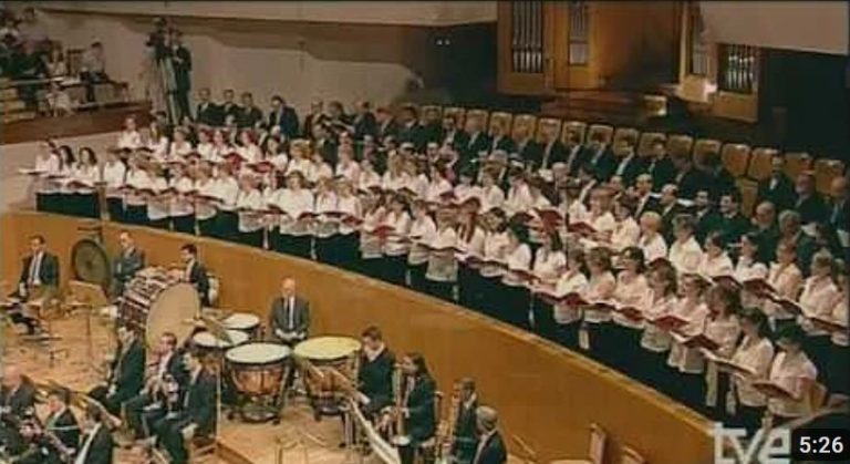 Coro de una orquesta en una imagen usada para ilustrar la letra del Coro de niñeras de la zarzuela Agua, azcarillos y aguardiente.