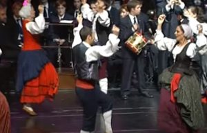 El grupo Gaiteros de Estella y el Grupo de Danzas Ibai-Ega.