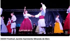 Grupo de Bailes Populares Les Folies de Carcaixent en el festival Jacisnto Sarmiento de Miranda de Ebro.