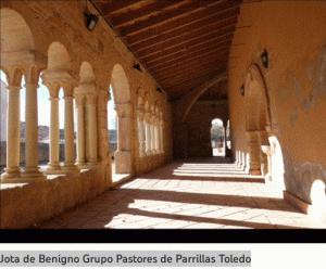 Arquería en un claustro usada como ilustración de la música de Los Pastores de Parrillas.
