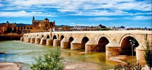 Puente sobre el río Guadalquivir de la ciudad de Córdoba, en una imagen usada para ilustrar la letra de la canción El majo celoso.