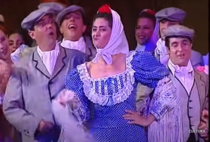 Imagen de la zarzuela La verbena de la Paloma usada para ilustrar la letra de su número musical Por ser la Virgen de la Paloma.
