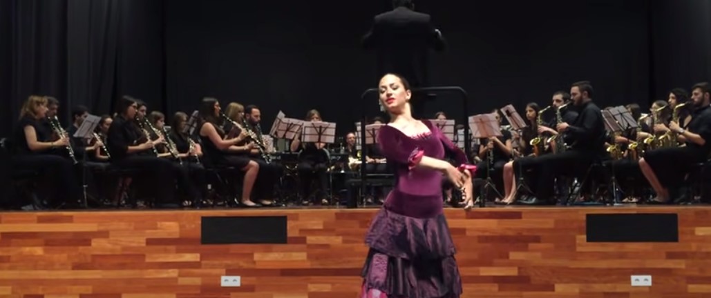 Bailarina con la Sociedad Musical La Tropical de Benigánim interpretando la zarzuela La boda de Luis Alonso.