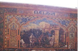 Azulejería con la palabra MALAGA en el palacio de la Plaza España de Sevilla, en una imagen usada par ailustrar la letra de la canción "Mis males no tienen cura".