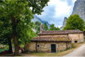 Iglesia en la aldea asturiana de Bulnes.