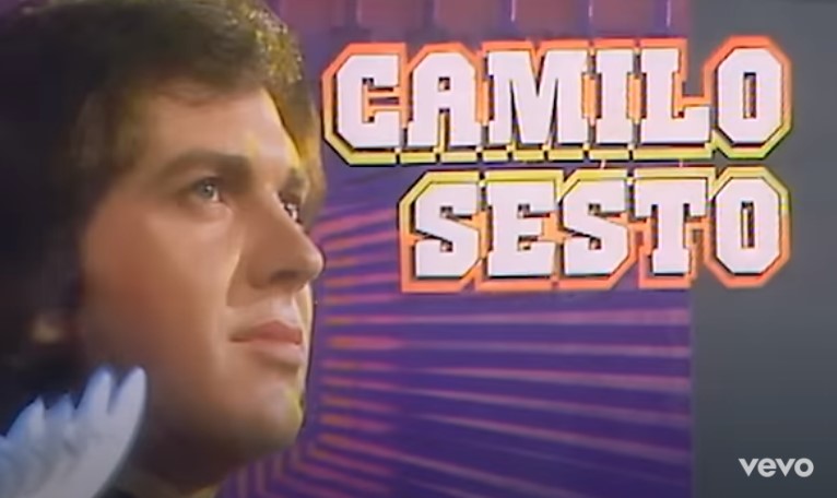 Imagen del cantante Camilo Sesto usada para ilustrar la letra de su canción Con razón o sin razón.