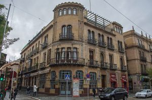 Casa de 1912 en la esquina de la calle Cuna con la plaza Villasís en Sevilla.