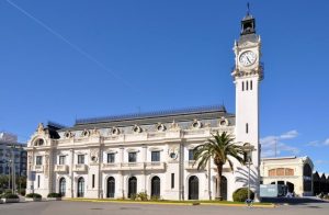 Edificio del reloj en el puerto de Valencia en una imagen usada para ilustrar la letra de una canción de la soprano Isabel Penagos.