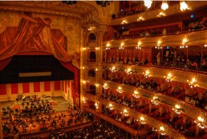El Teatro Colón de Buenos Aires y la canción Los ejes de mi carreta.