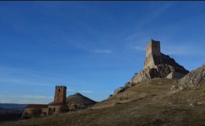 Castillo castellano en lo alto de una loma y jota corrida de Casavieja.