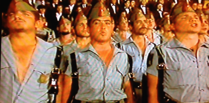 Legionarios cantando La canción del legionario (el himno de la legión española).