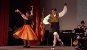 Lucía Bespín y Pablo Calavia bailando la Jota de Andorra.