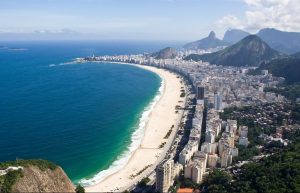 Imagen de la playa del barrio de Copacabana de Río de Janeiro usada para ilustrar la letra de una canción interpretada por Rodrigo Esteves.
