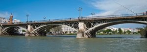 Puente de Triana en Sevilla en una imagen usada para ilustrar la letra de la canción Caramelitos de menta.