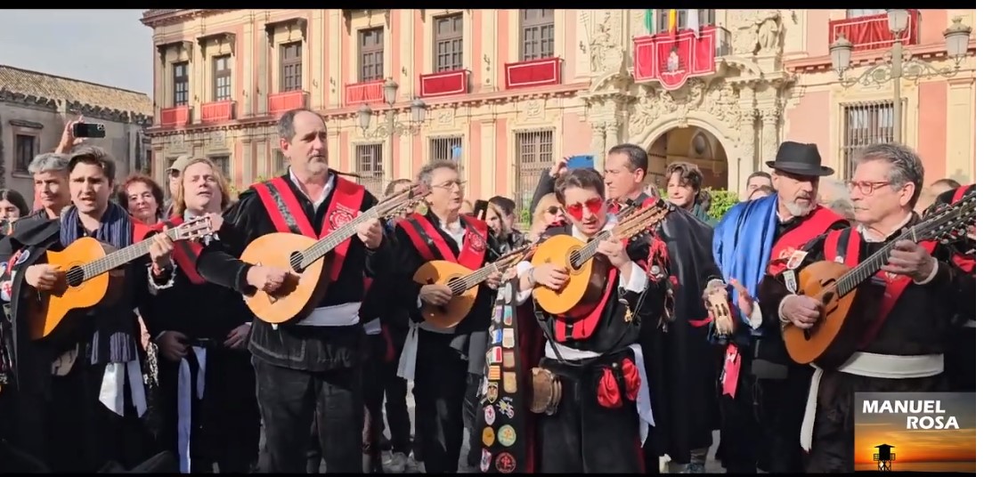 Tuna de Peritos de Sevilla en la Plaza Virgen de los Reyes de Sevilla.