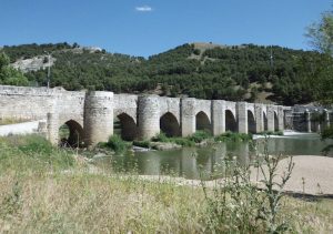 Puente del pueblo vallisoletano a orillas del río Pisuerga Cabezón de Pisuerga.
