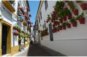 Calle de Priego de Córdoba en una imagen usada para ilustrar una composición de la Banda Sinfónica Soledad Coronada.