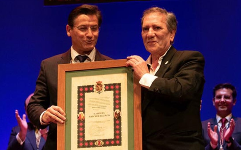 El músico de Sax Miguel Sánchez Ruzafa recibiendo el nombramiento de Hijo Adoptivo de la ciudad de Granada.