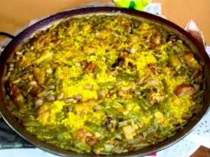 Paella valenciana en una imagen usada para ilustrar la letra de la canción Macarrones caldosos de Dolores Vargas.