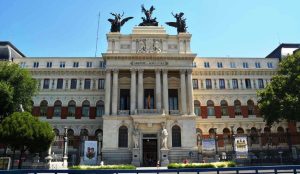 El Palacio de Fomento de Madrid, la ciudad natal de la soprano Dolores Pérez, cantante, entre otras grandes canciones, de la Romanza de Rosa de la zarzuela Los Claveles.