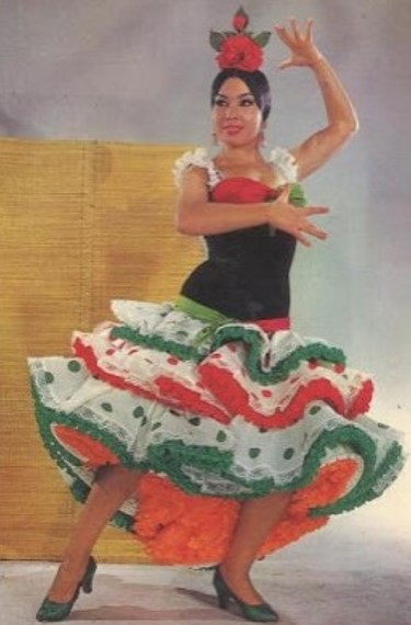 La cantante y bailaora Tere de Oro con bata de cola.