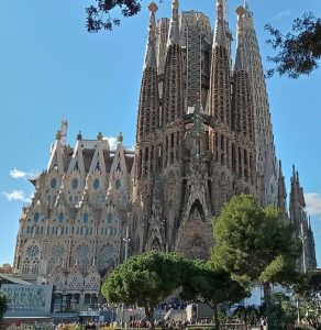 Templo de la Sagrada Familia en Barclona, en una imagen usada para ilustrar la letra de la canción Oh licor que das la vida.