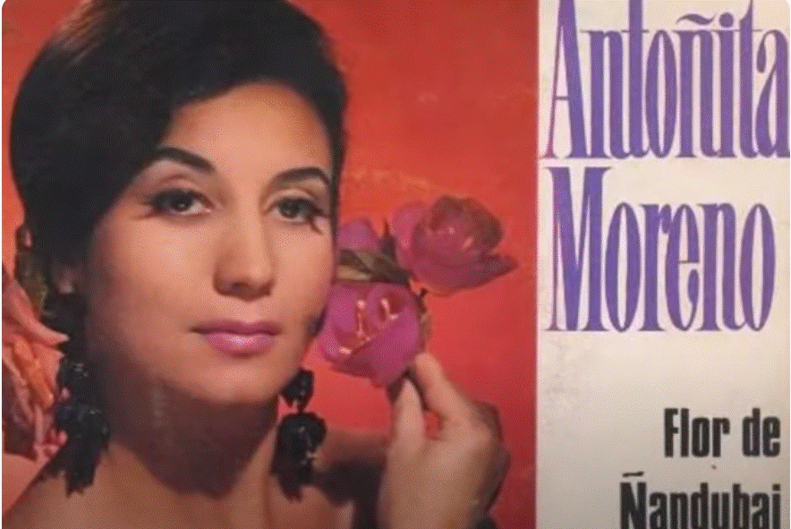 La cantante sevillana Antoñita Moreno en una imagen usada para ilustrar la letra de la canción Al pie de la cruz de mayo.