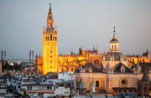 Imagen panorámica de Sevilla usada para ilustrar la letra de la canción Al pie de la Cruz de Mayo.