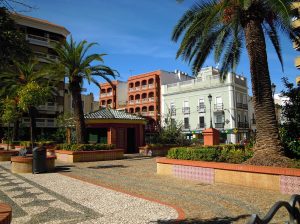 Plaza Espronceda en el pueblo extremeño de Almendralejo, en la provincia de Badajoz, en una imagen usada para ilustrar la letra de la canción Hecho un rayo de Luna.