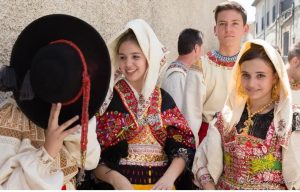 Jóvenes actuales vestidos con el típico y toledano Traje de Lagartera.